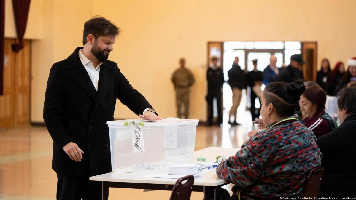 Boric promises an easy and orderly transfer of power In Chile after Kast039s victory