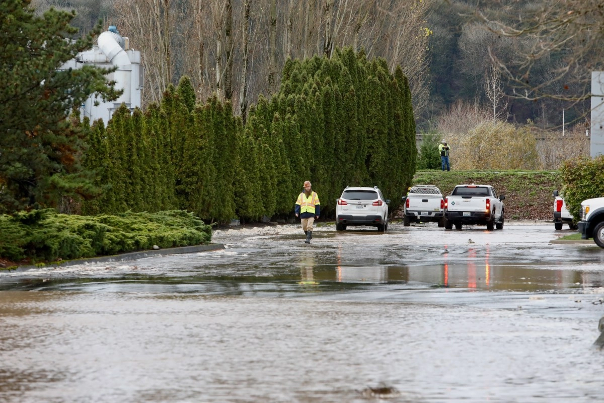 Man dies after being trapped in his car by flooding near Seattle