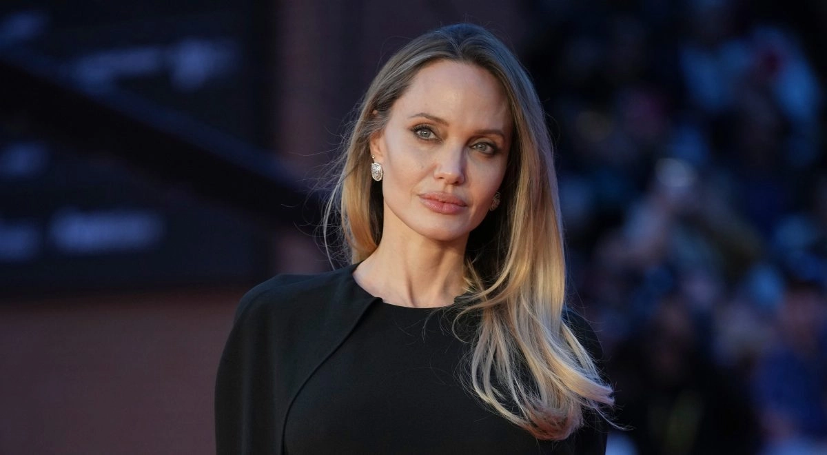 Angelina Jolie shows the scars from her double mastectomy for the first time