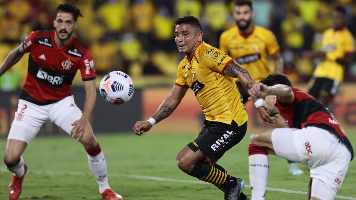 Soccer player Mario Pineida of Barcelona SC dies after alleged attack