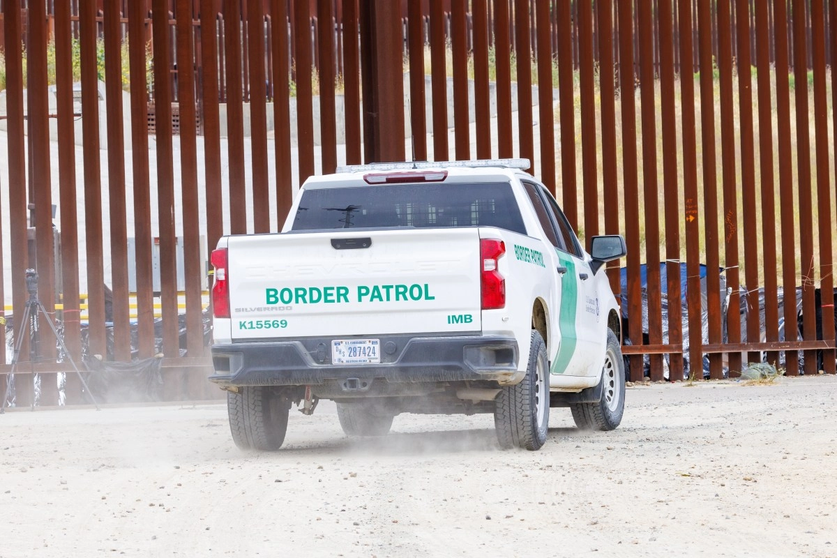 Border Patrol runs over a Guatemalan immigrant before arresting him Video