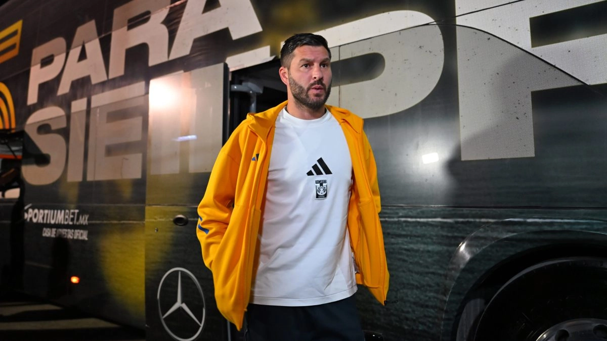 Gignac played a pickup game with a Boca Juniors shirt that reminded him of his loyalty to Tigres