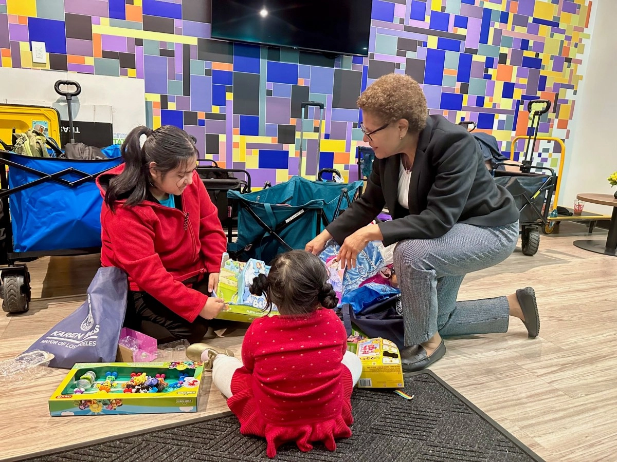 Mayor of LA distributes gifts to families affected by raids