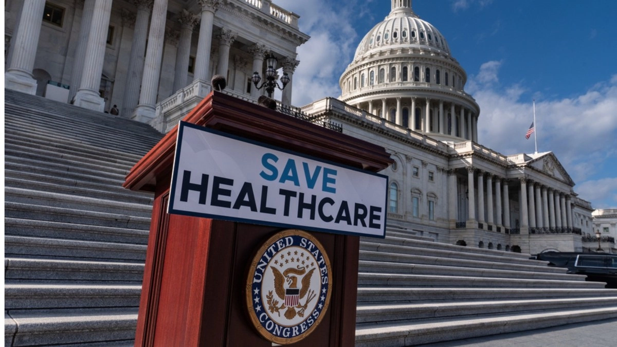 Democrats urge Trump to abandon the rule limiting Green Cards for those receiving public assistance