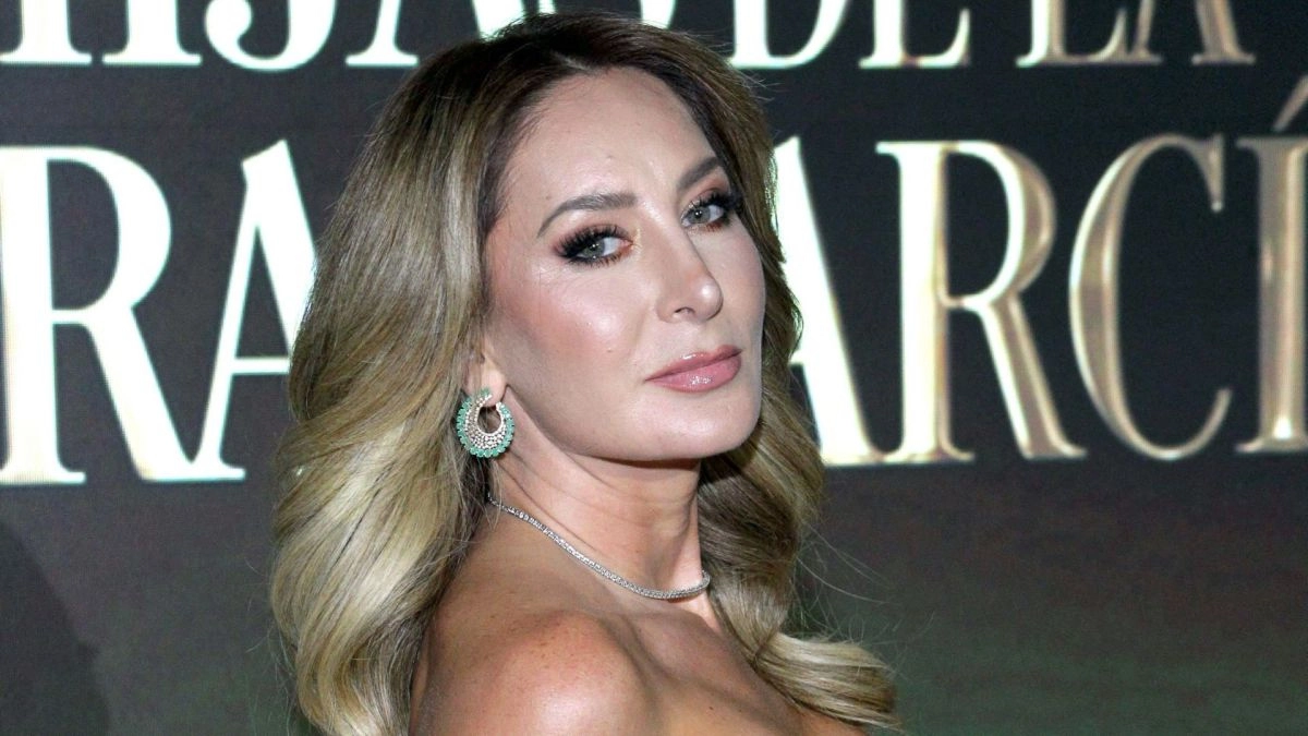 Geraldine Bazan dazzles on social media with a blazer and stockings look