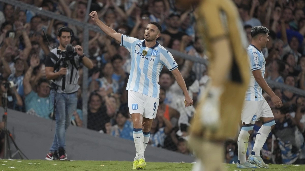 Argentine soccer striker039s complex robbed he asks them to quotplease bring his belongings backquot