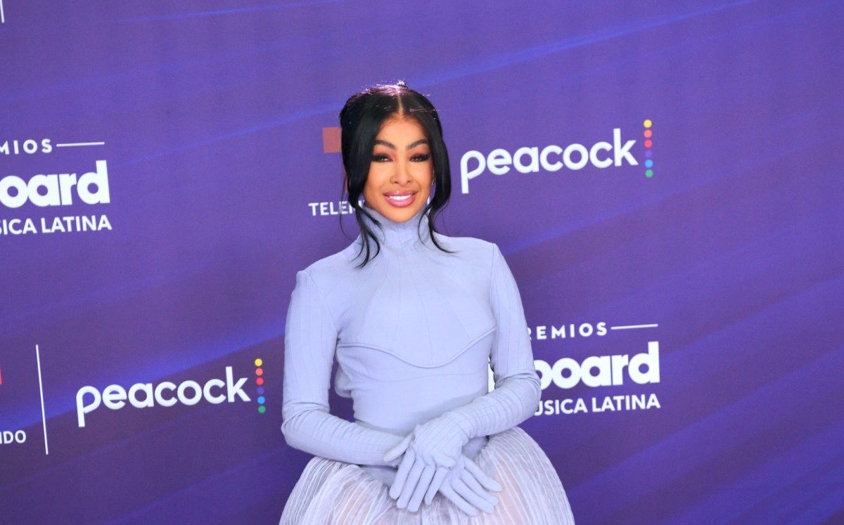 Yailin La Mas Viral039s peculiar Christmas photo with Anuel AA
