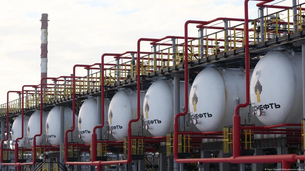 Despite meeting with Trump Ukraine reports successful attacks to Russian refineries