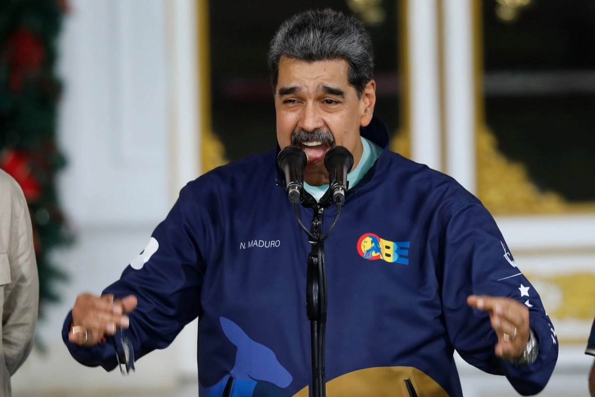 Univision journalist breaks down in tears on air after announcing the capture of Nicolas Maduro