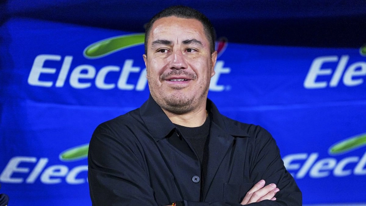 Efrain Juarez reportedly lost his temper again causing a fight and kicking out his rivals