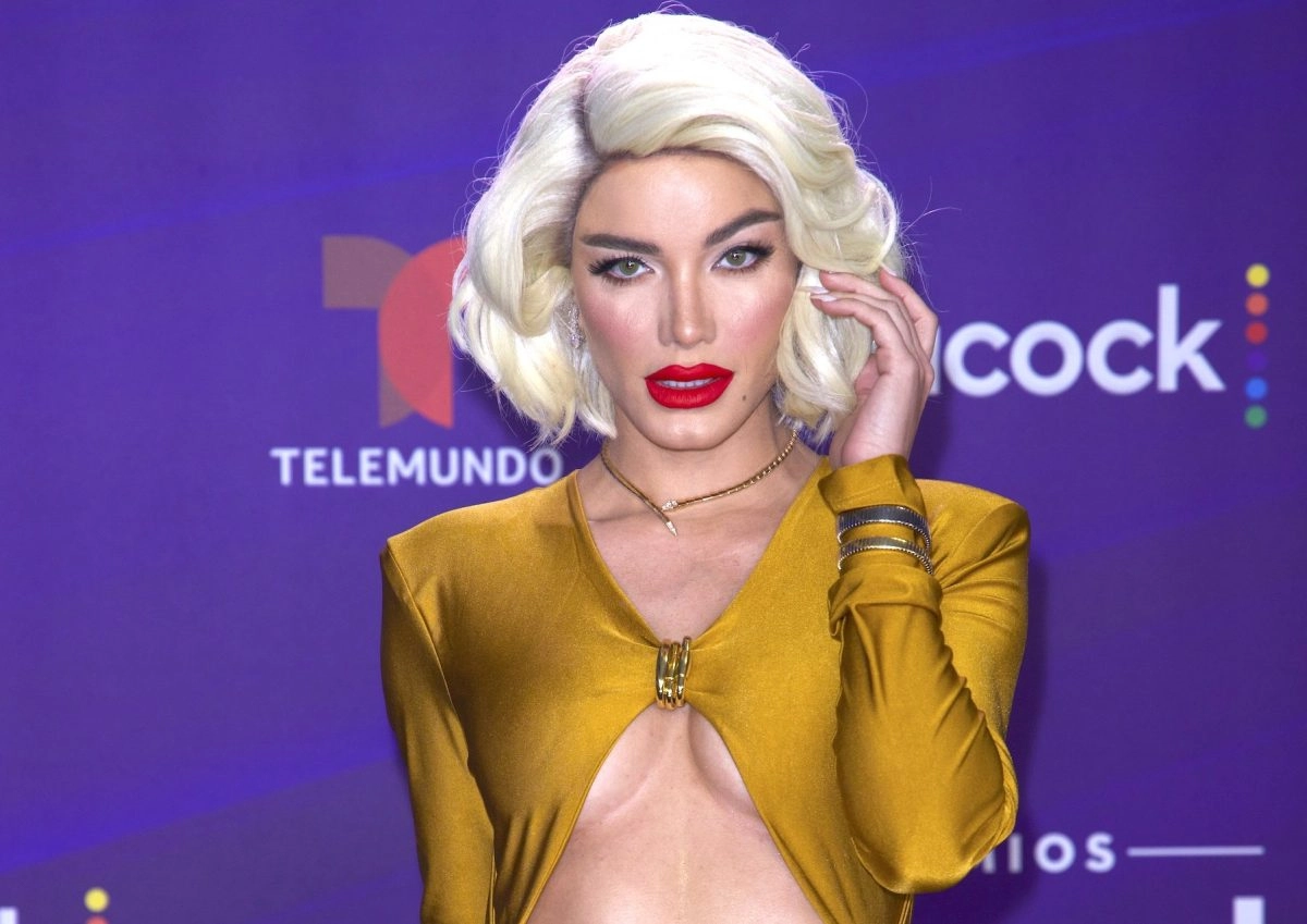 Aleska Genesis as guest host on Pica y se Extiende alongside Carlos Adyan