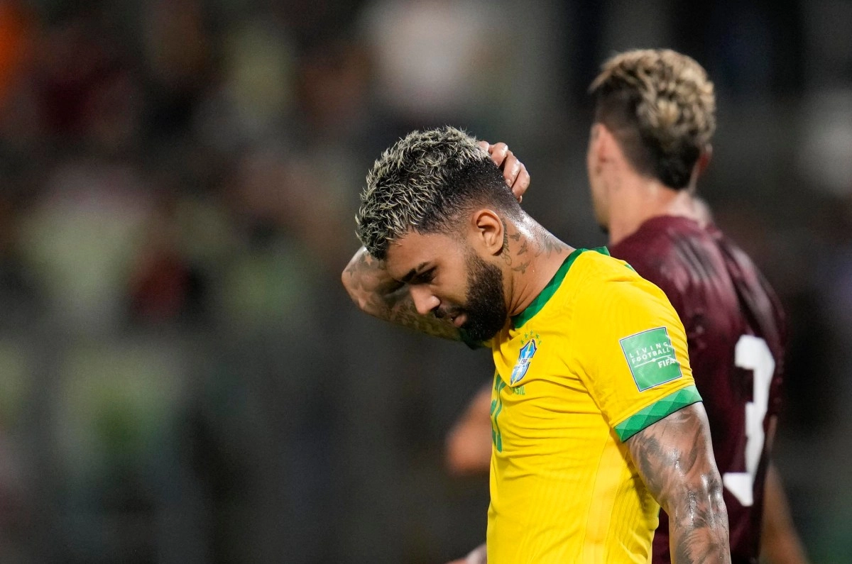 Santos supporters disrupt press conference to tell Gabigol he ldquoowes themrdquo