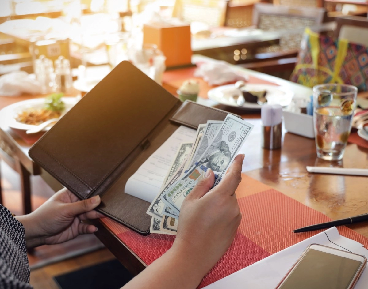 7 things you should always pay for with cash in the US to save money