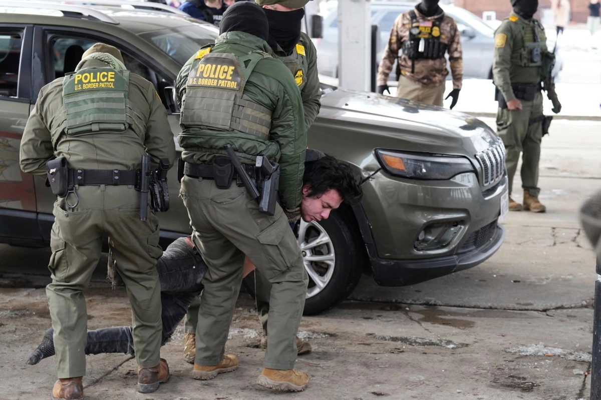 Man is brutally detained by ICE in Minnesota