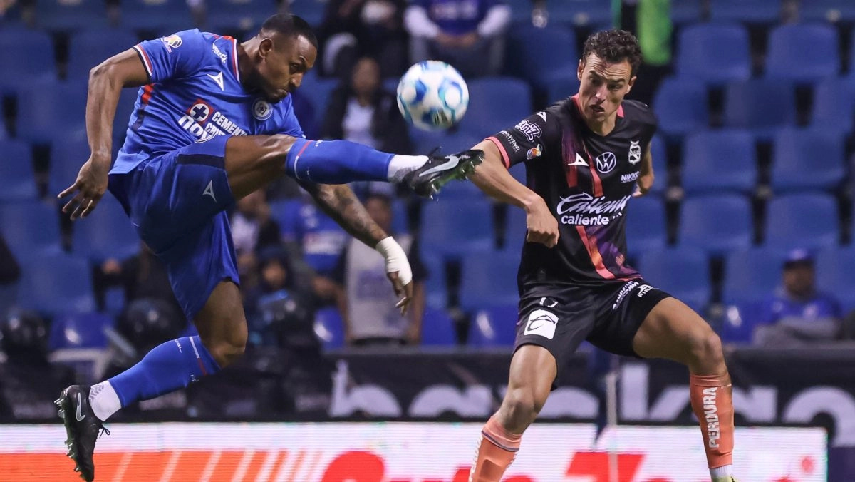 Cruz Azul struggles to beat Puebla 10 despite being down to ten men