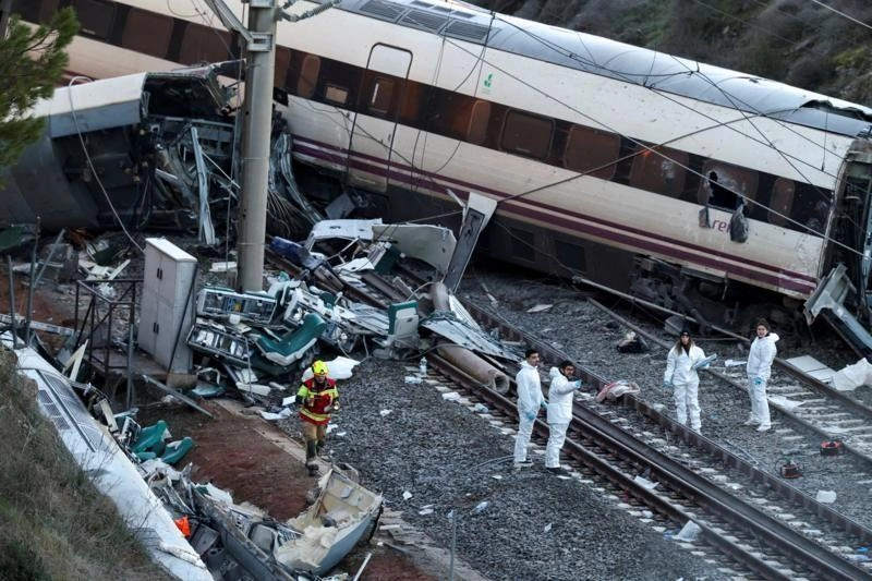 Sube a 39 los muertos al chocar dos trenes de alta velocidad en el sur de Espana