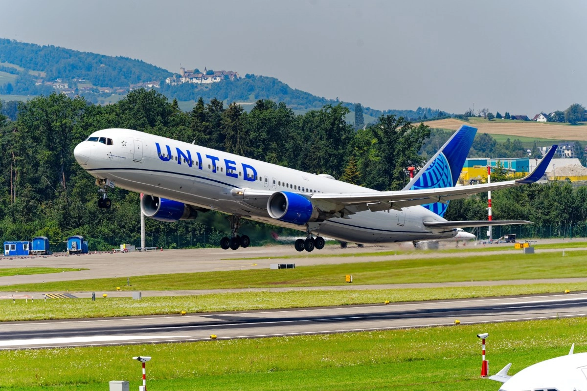 United plane039s wheel detaches during hard landing in Orlando
