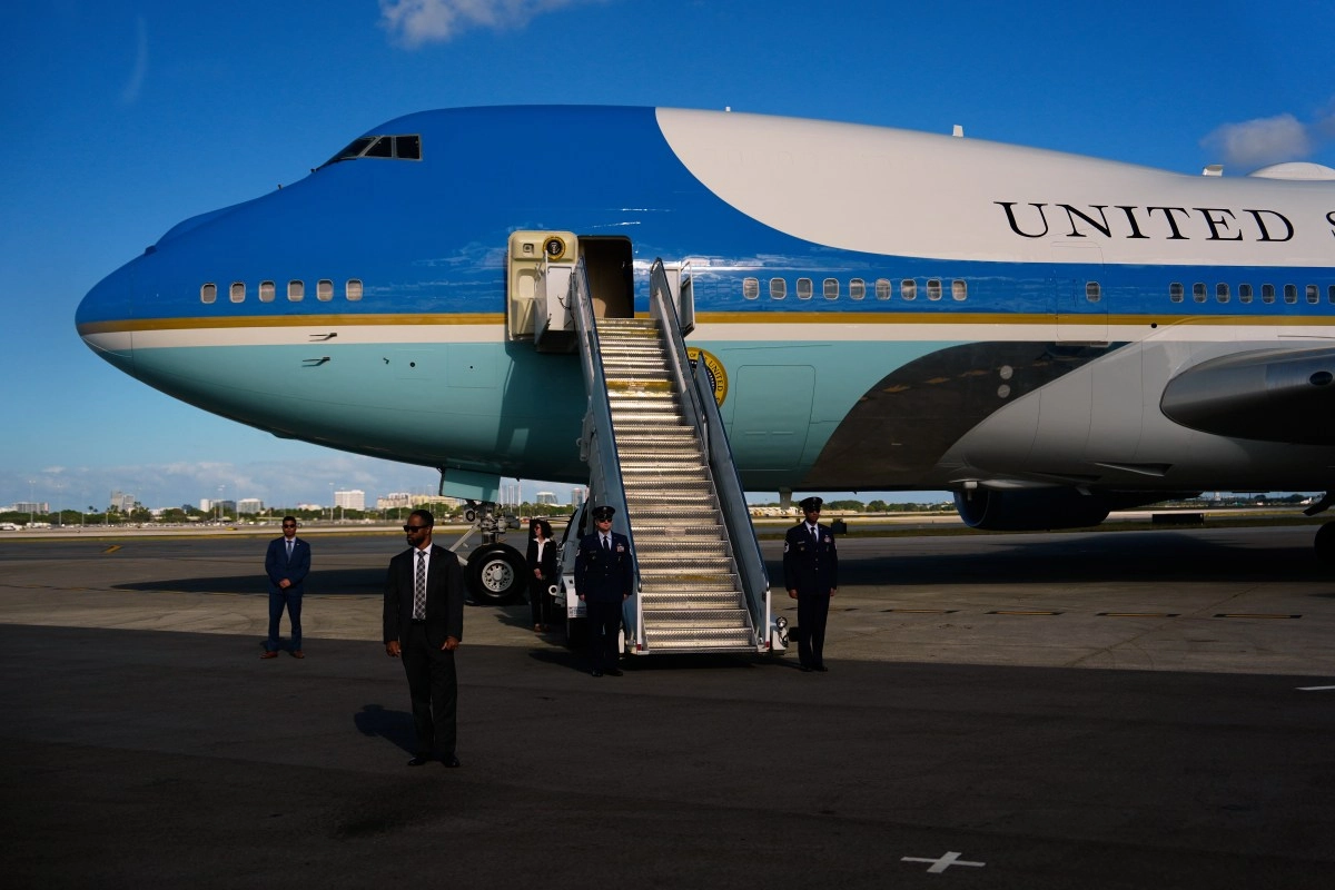 Electrical glitch forces Air Force One to return to Washington during Trump039s trip to Davos