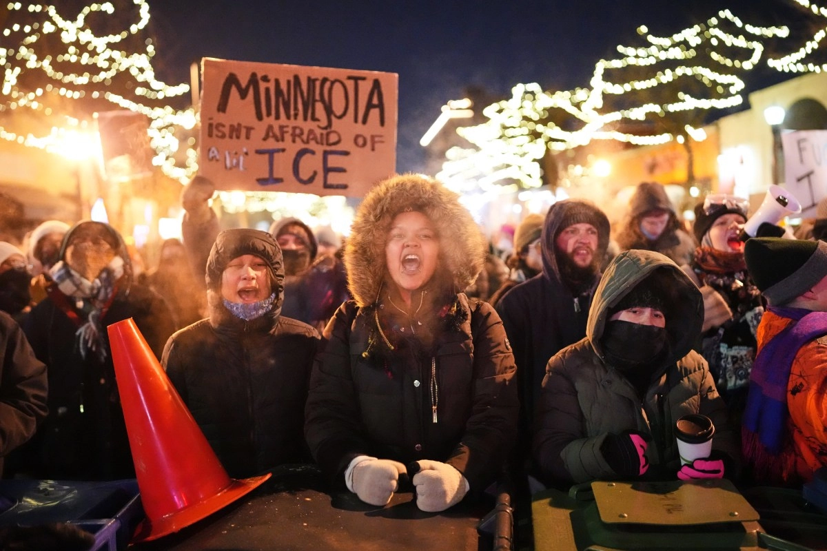 Minneapolis braves the cold and pays tribute to Alex Pretti killed by federal agents