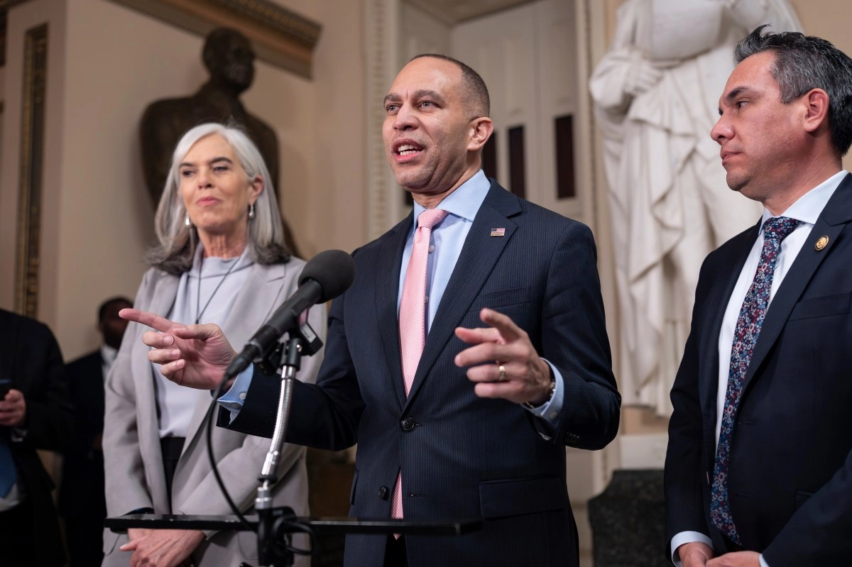 Democrats gain advantage heading into midterm elections as Trump administration wanes Bloomberg