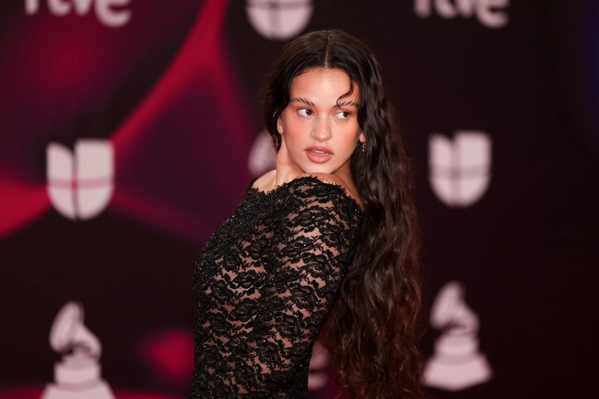 Rosalia thrills Barcelona audience by singing 039La Perla039 at a concert for Palestine
