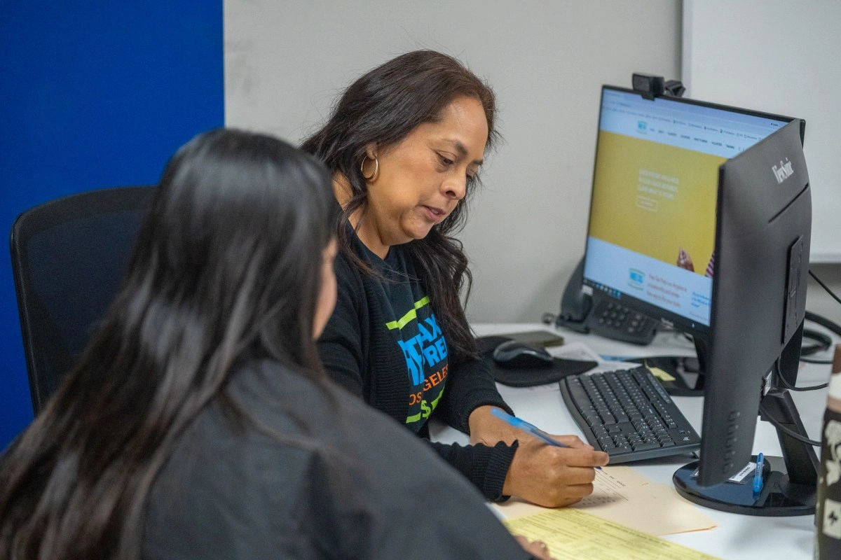 Campaign helps Angelenos with their taxes for free