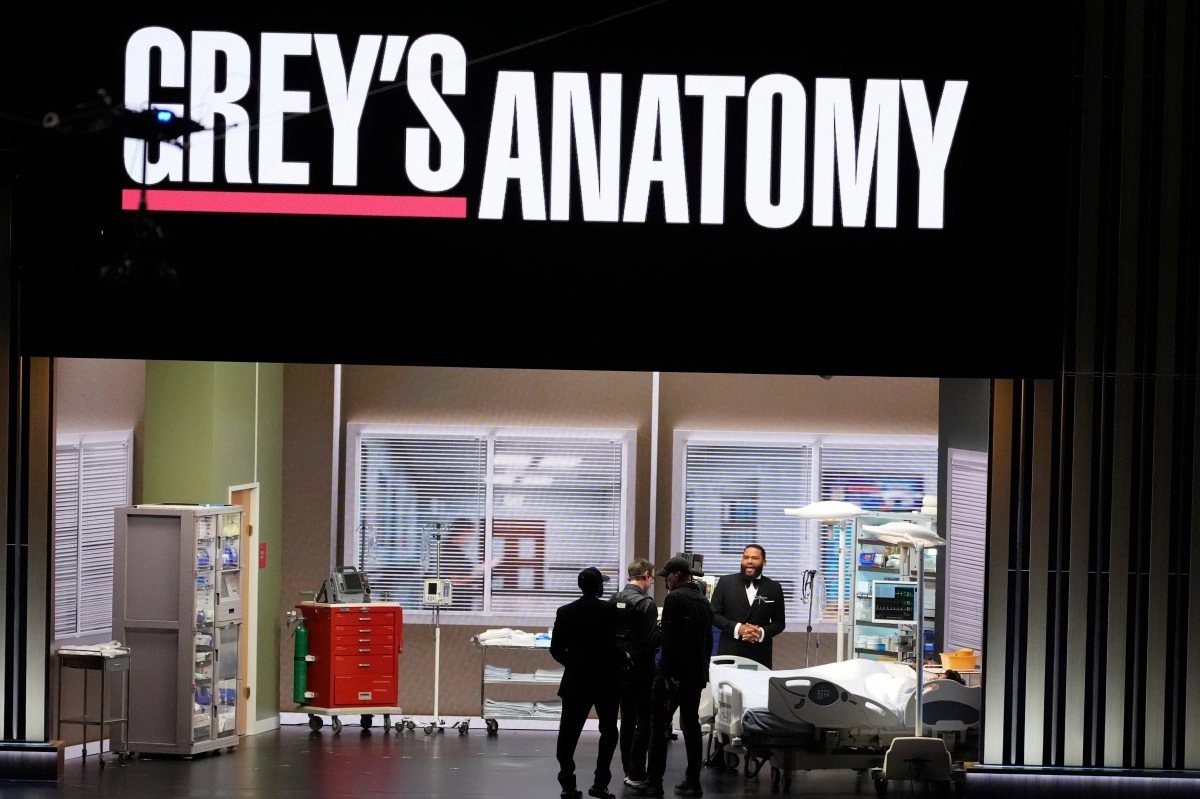 Grey039s Anatomy halts filming to join protests against ICE