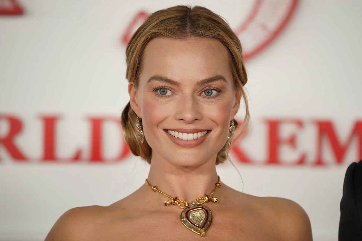 Margot Robbie dazzles Paris with her diamond necklace at the premiere of 039Wuthering Heights039