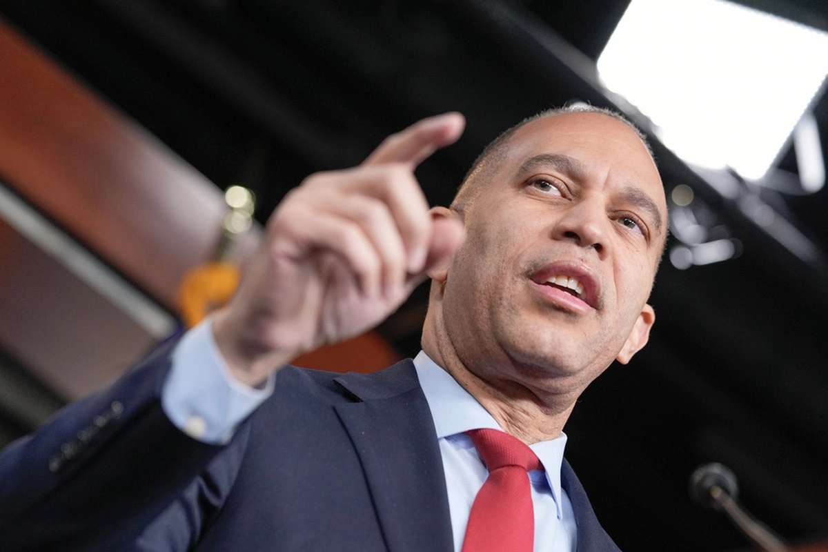 Hakeem Jeffries calls Donald Trump a ldquoderanged scoundrelrdquo and demands an investigation for racism