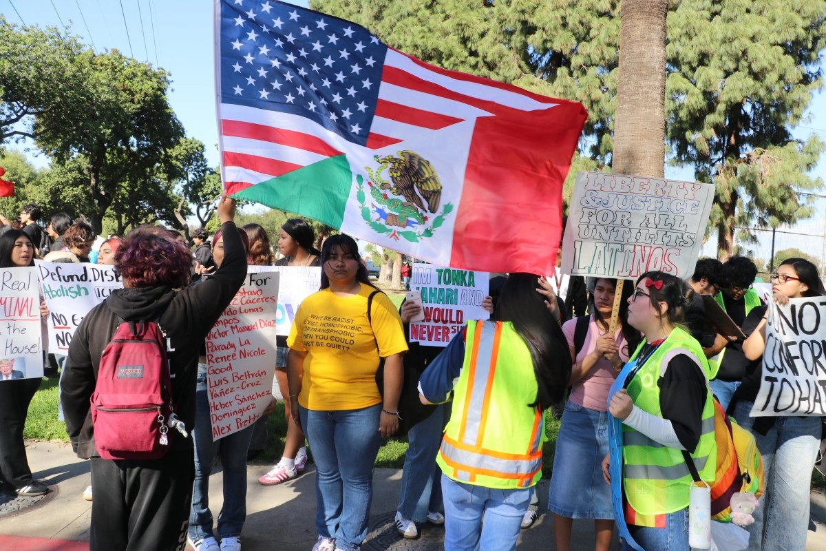 Students tired of the oppression of La Migra