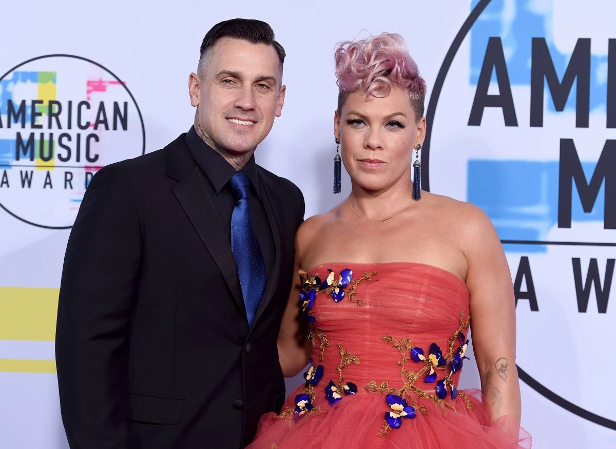 Pink denies that she and her husband Carey Hart are in the process of divorce