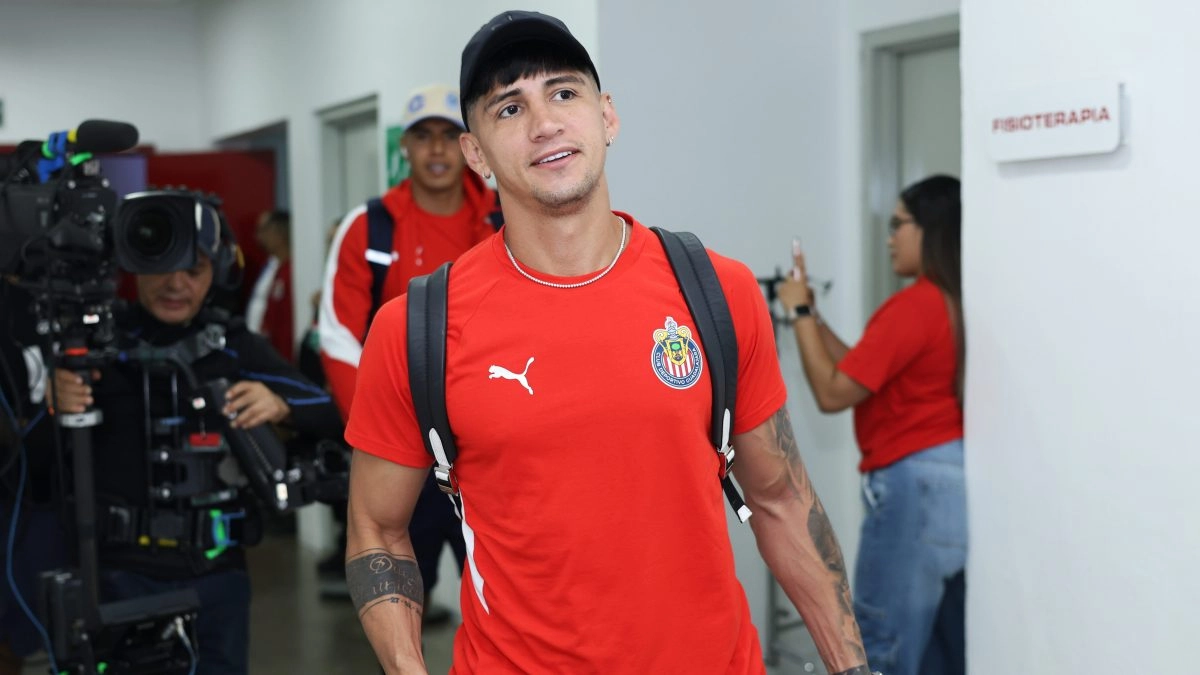 Alan Pulido would be frozen at Chivas because of the singer Christian Nodal
