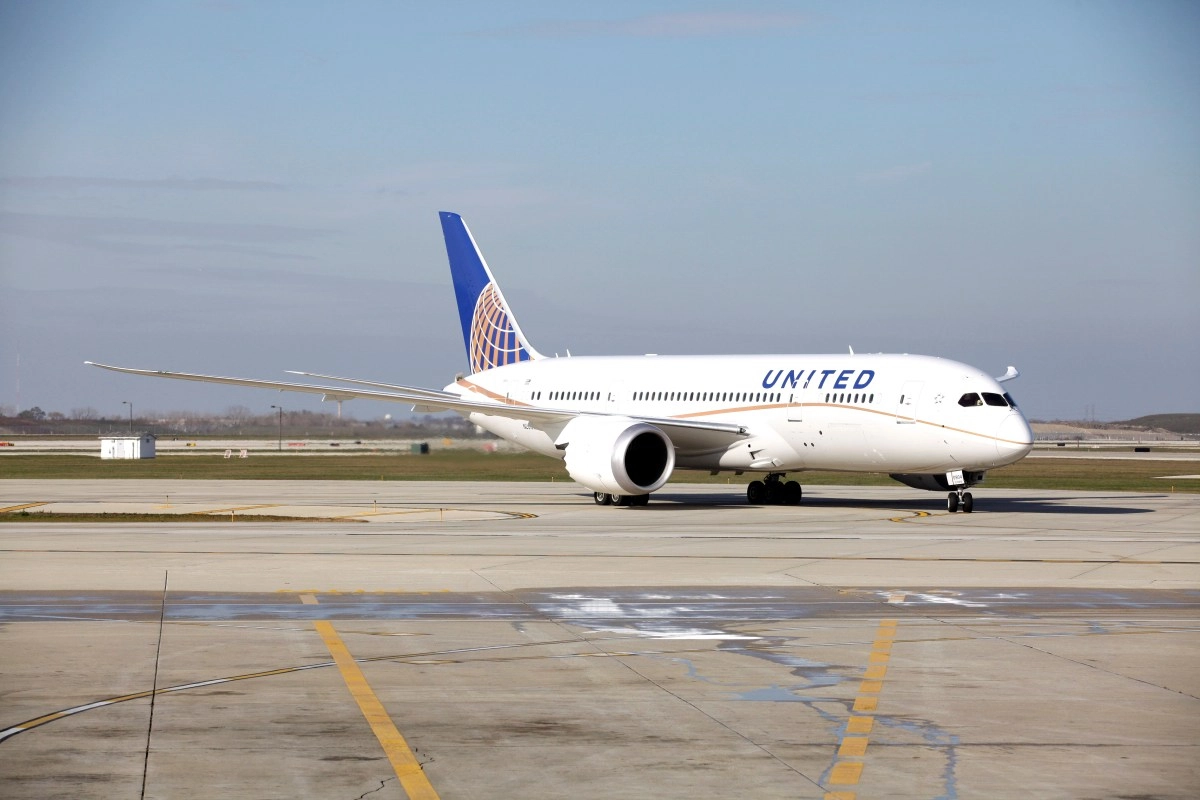 United plane makes emergency landing at LAX due to engine fire