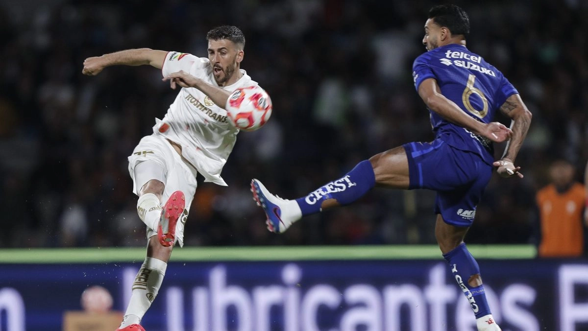 The twotime champion Toluca appeased Pumas039 claws and removed their undefeated streak 23