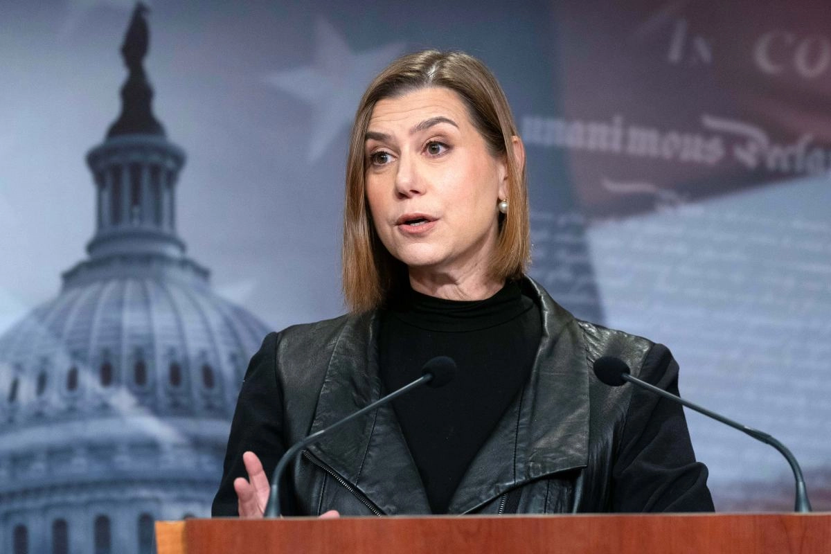 Democratic Senator presents bill to limit use of AI in the armed forces