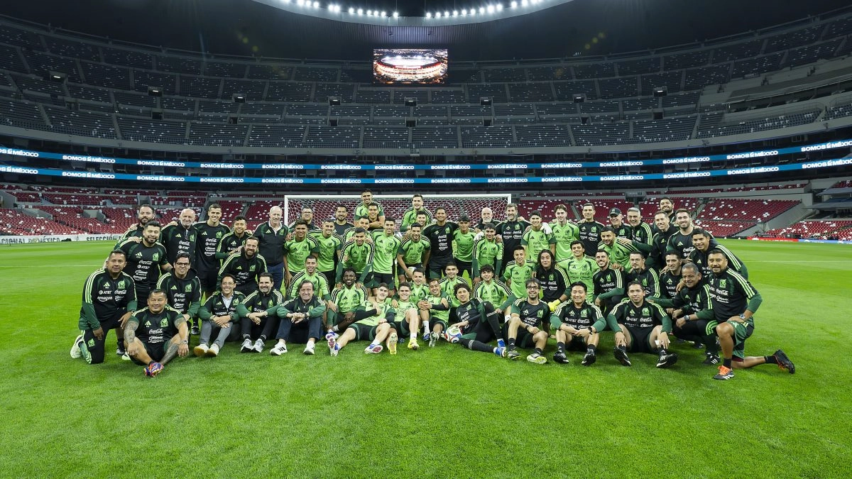 The Mexican national team players take their 039eye candy039 at the renovated Azteca Stadium