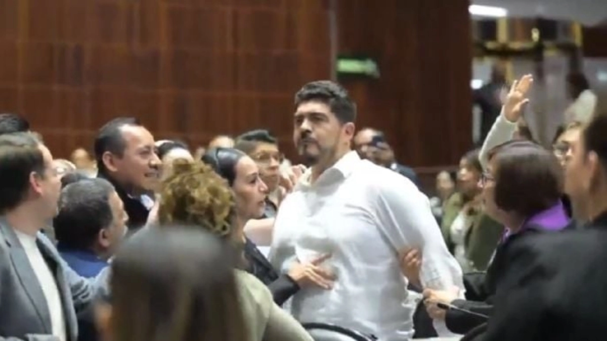 A Mexican representative was caught challenging another legislator to beatings in the middle of a session of Congress