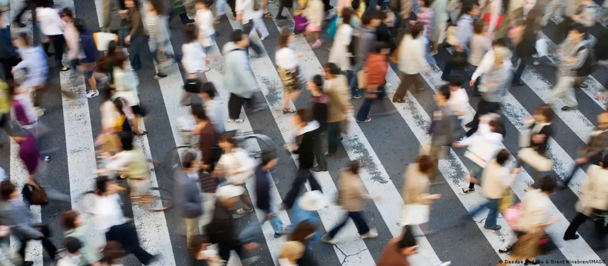 Mathematical model predicts the extinction of half of humanity by 2064