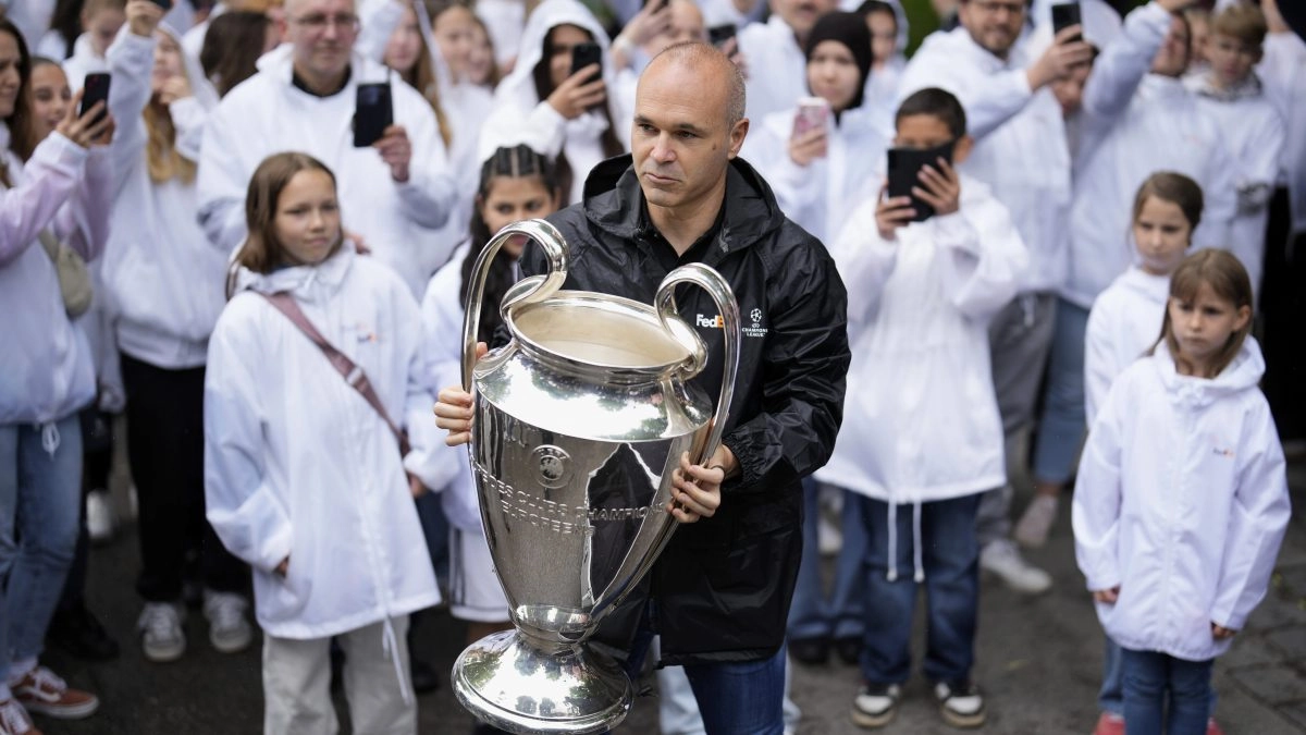 Andrs Iniesta begins his career as a coach in the Middle East