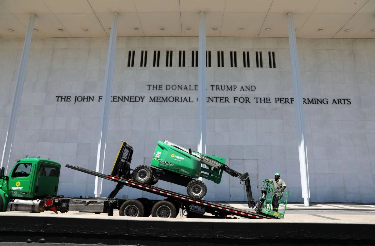 Kennedy Center must remove Trumps name by June 12