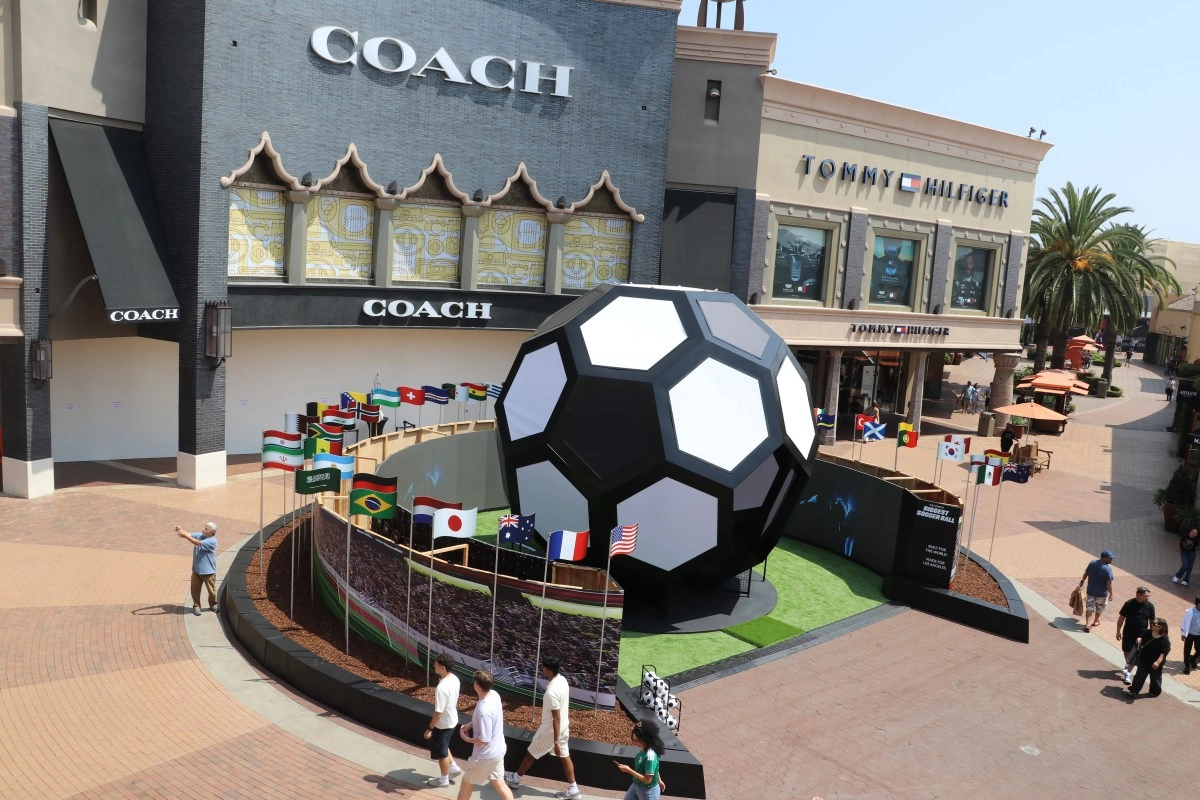 They install the largest ball in the world in Commerce