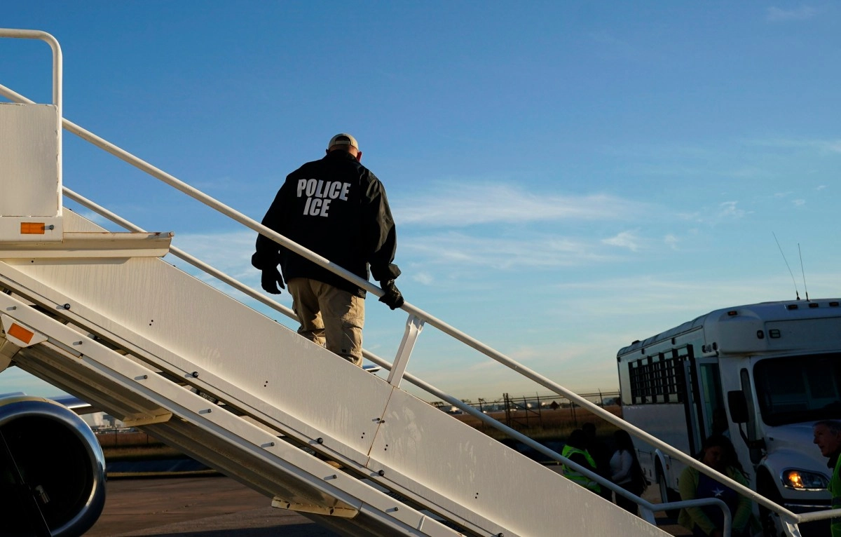 Services union asks 4 airlines to end contracts with ICE for deportations