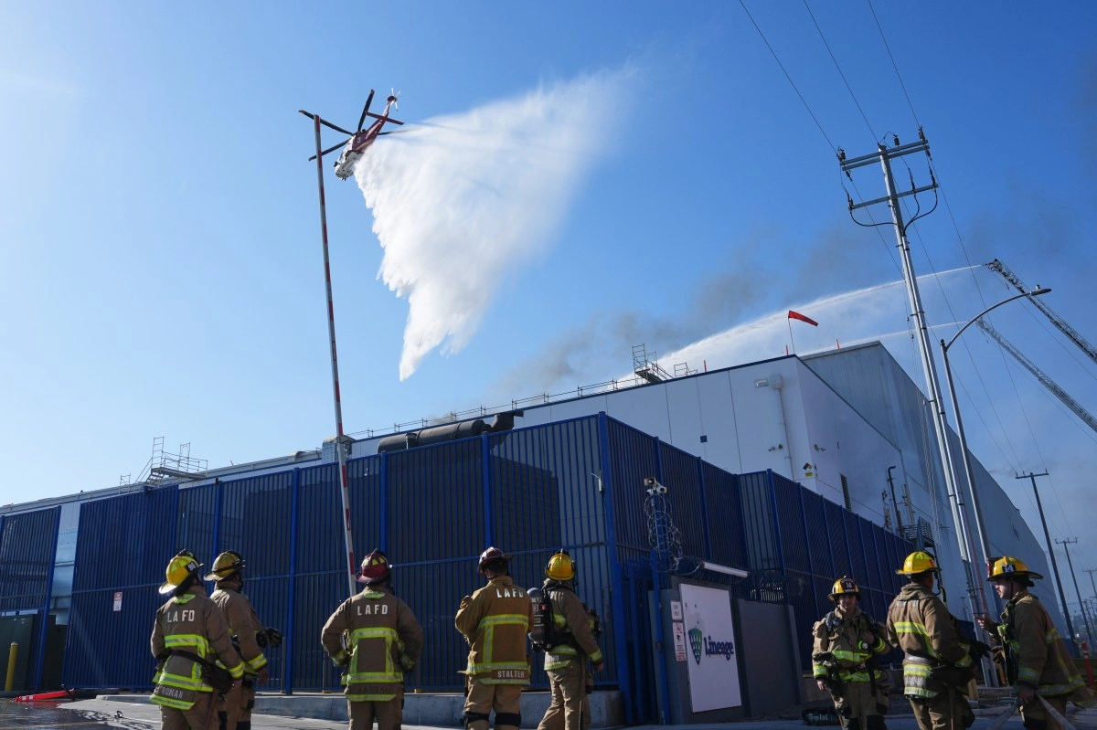 Los Angeles Fire Department issues confinement order for fire