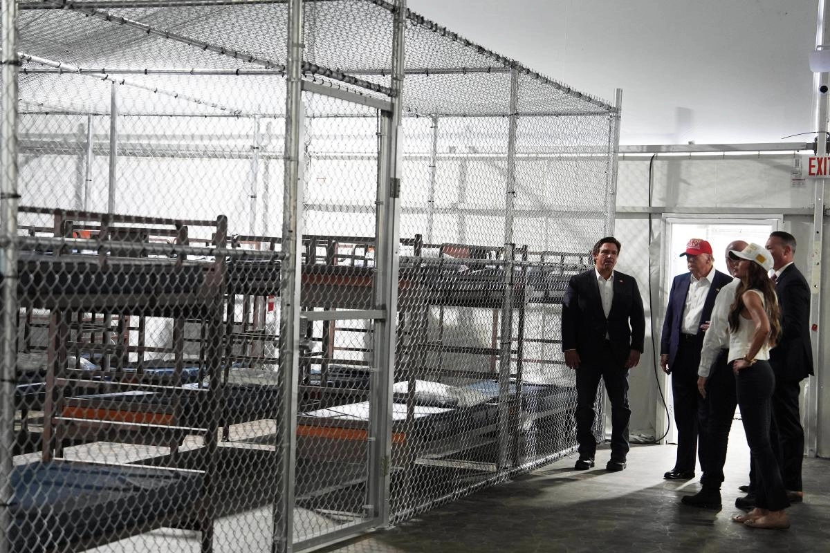 Activists denounce lack of transparency regarding the transfer of migrants detained in Alligator Alcatraz