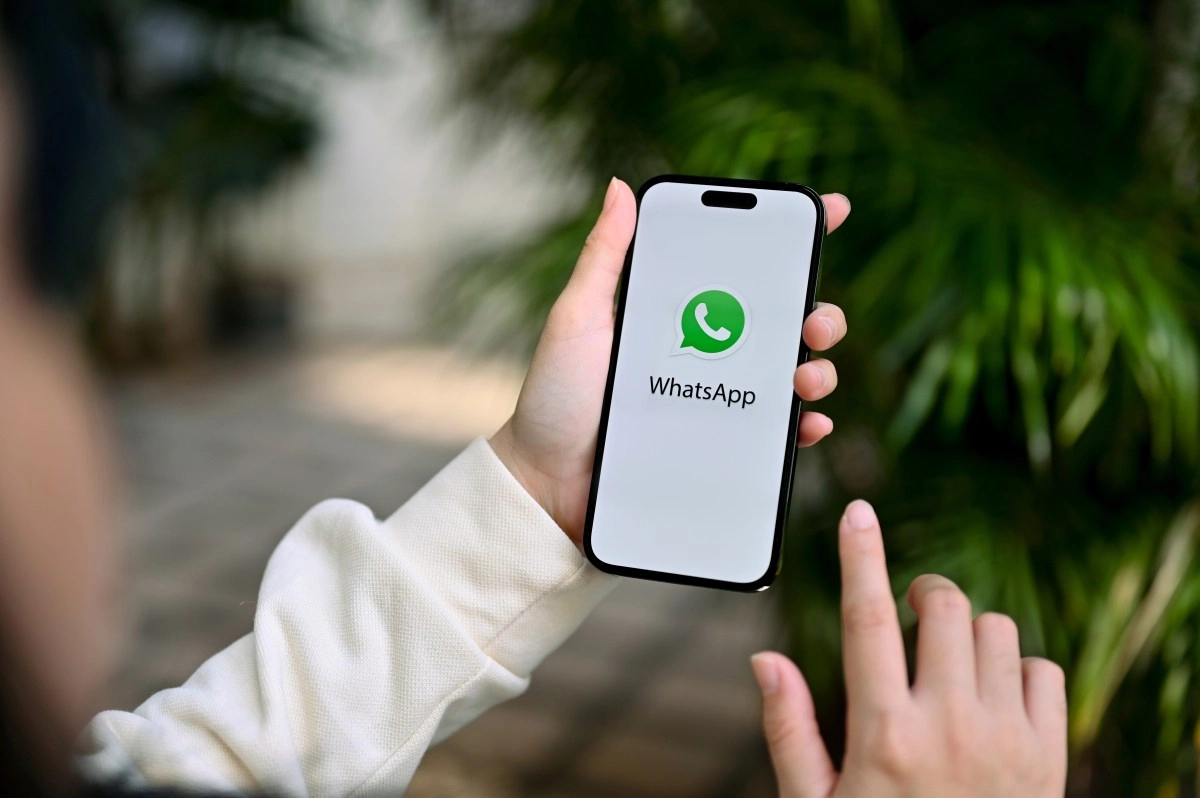 What does it mean when a person does not respond on WhatsApp or is late according to psychology