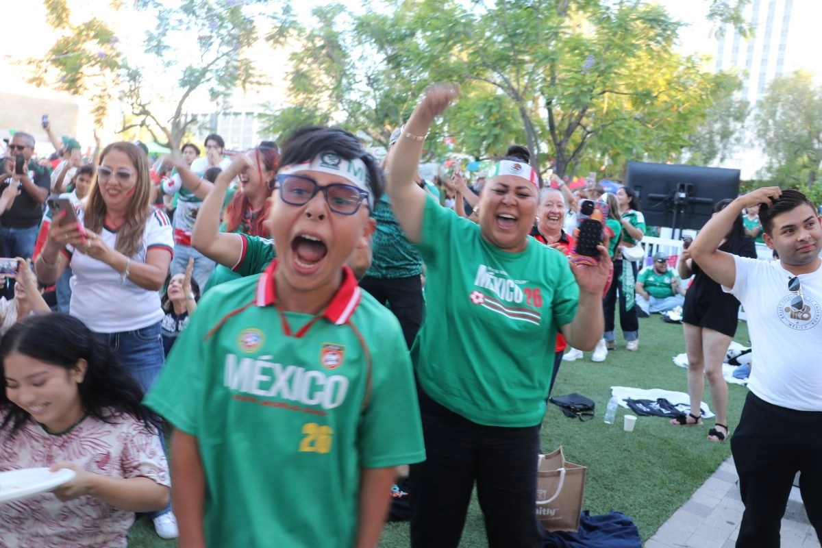 Popular festival in the MexicoCzechia match in the Plaza of Culture and Art
