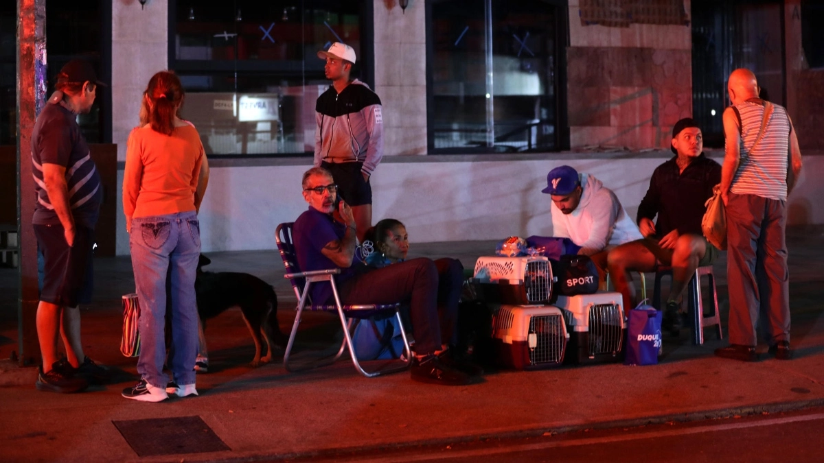 Venezuelans slept in squares avenues and cars after the powerful earthquakes