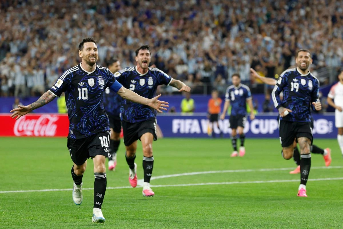 Messi reaches 19 goals for Argentina to advance with a perfect score