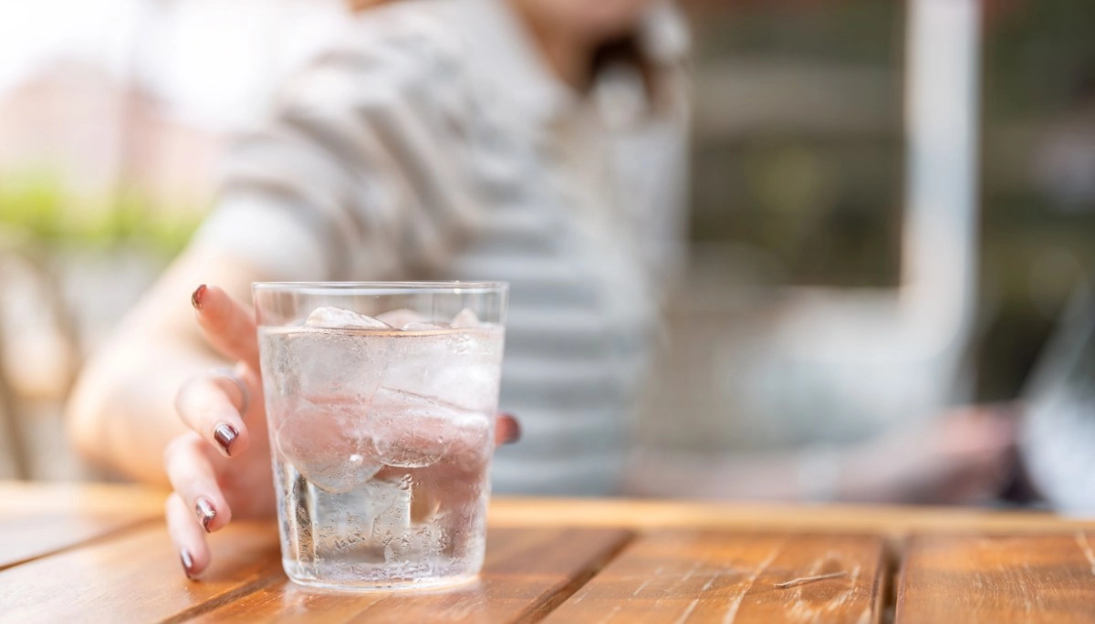 Drinking cold water when eating can disturb digestion since it modifies some functions of the stomach