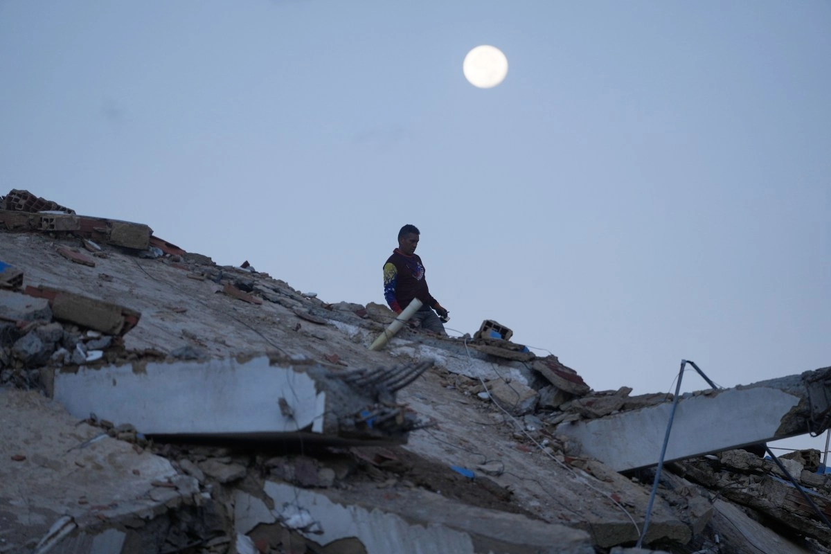 Families search for nearly 100 deportees after the earthquake in Venezuela they still do not know what happened to them